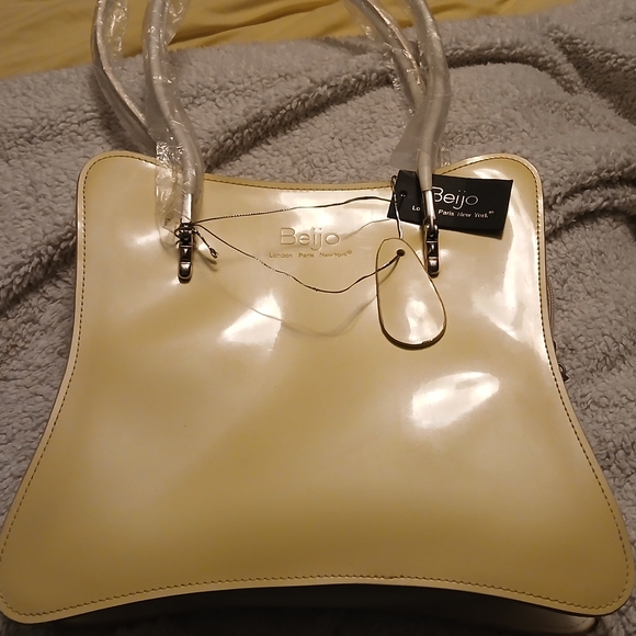 💛✨ Beijo Glossy Yellow Shoulder Bag | NWT | Statement Piece ✨💛 - Picture 3 of 7